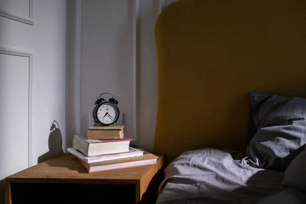 bedroom books stack nightstand shelf - Cozyner