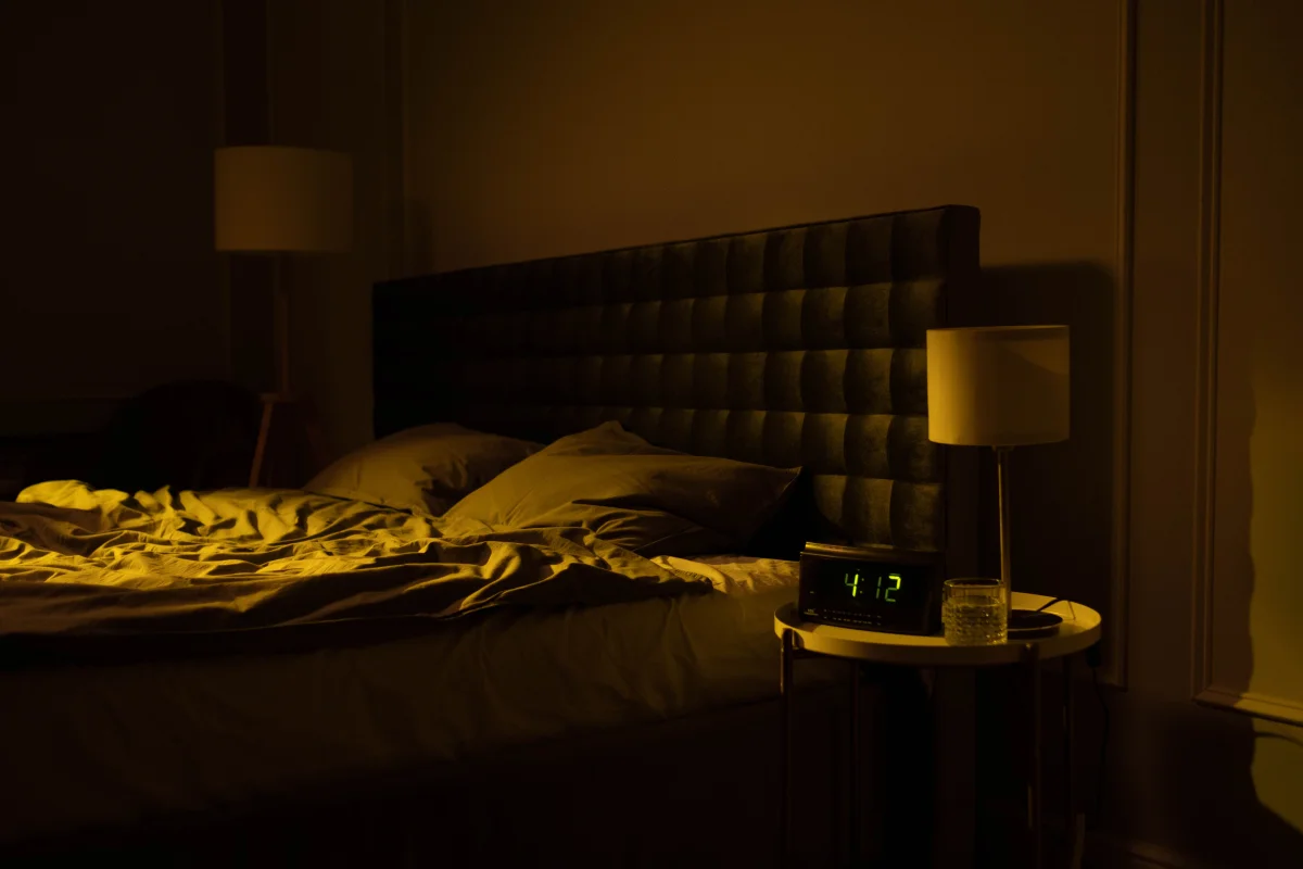 bedroom lamp light evening nightstand - Cozyner