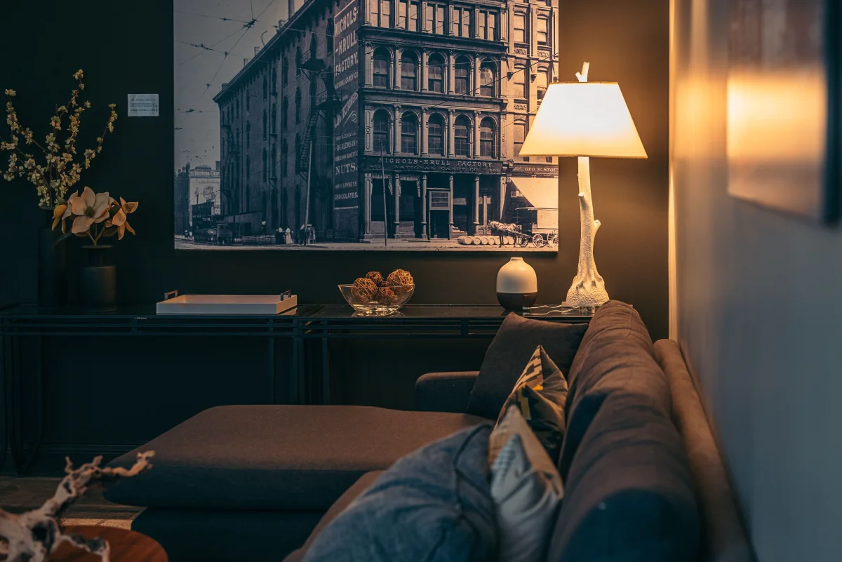 dark moody living room lighting - Cozyner