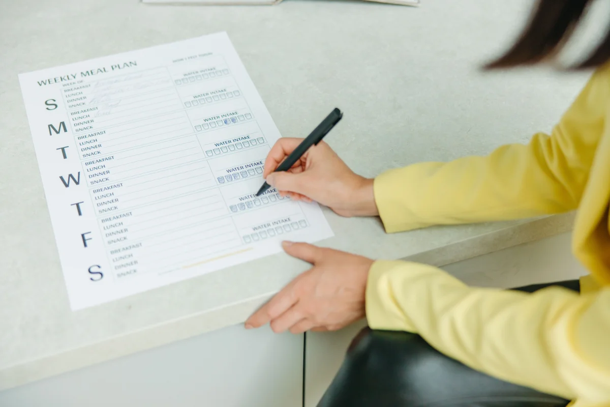 hand filling checklist planner home - Cozyner