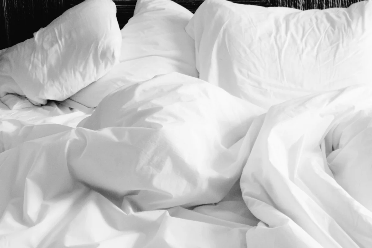layered bed blankets pillows textures - Cozyner