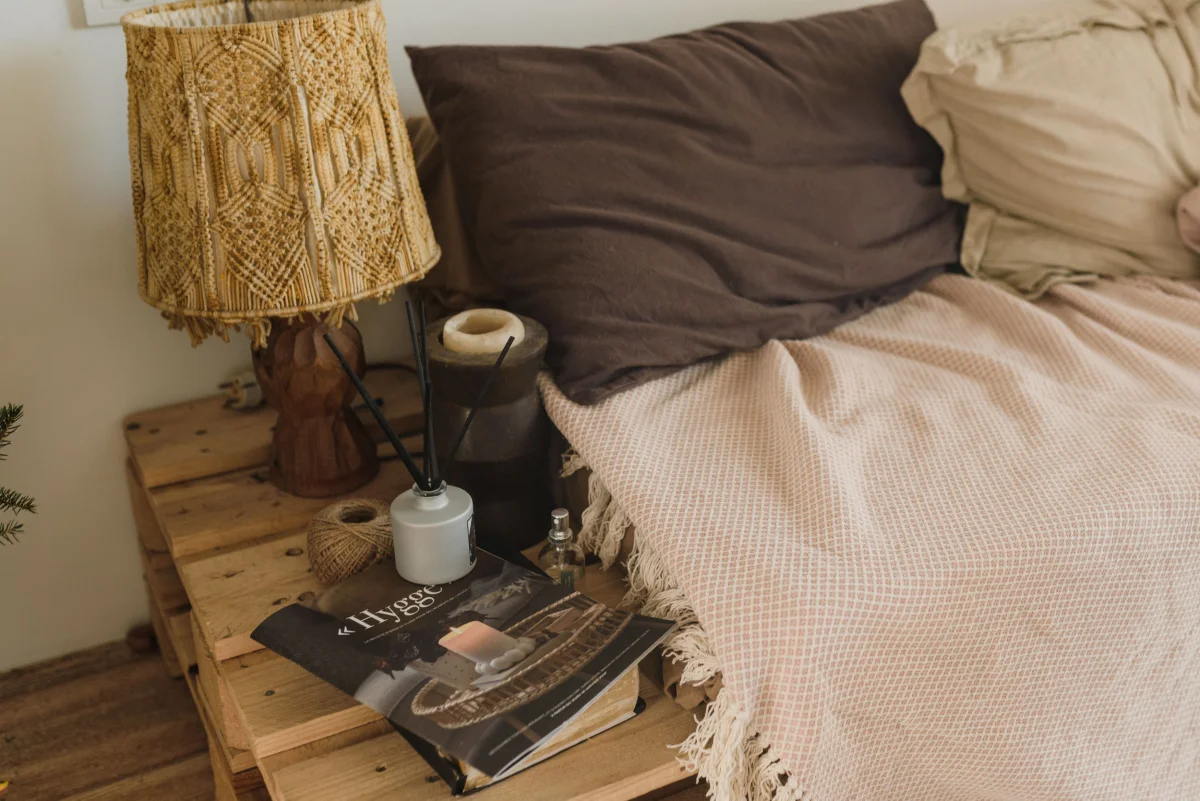 minimal nightstand organized lamp book - Cozyner