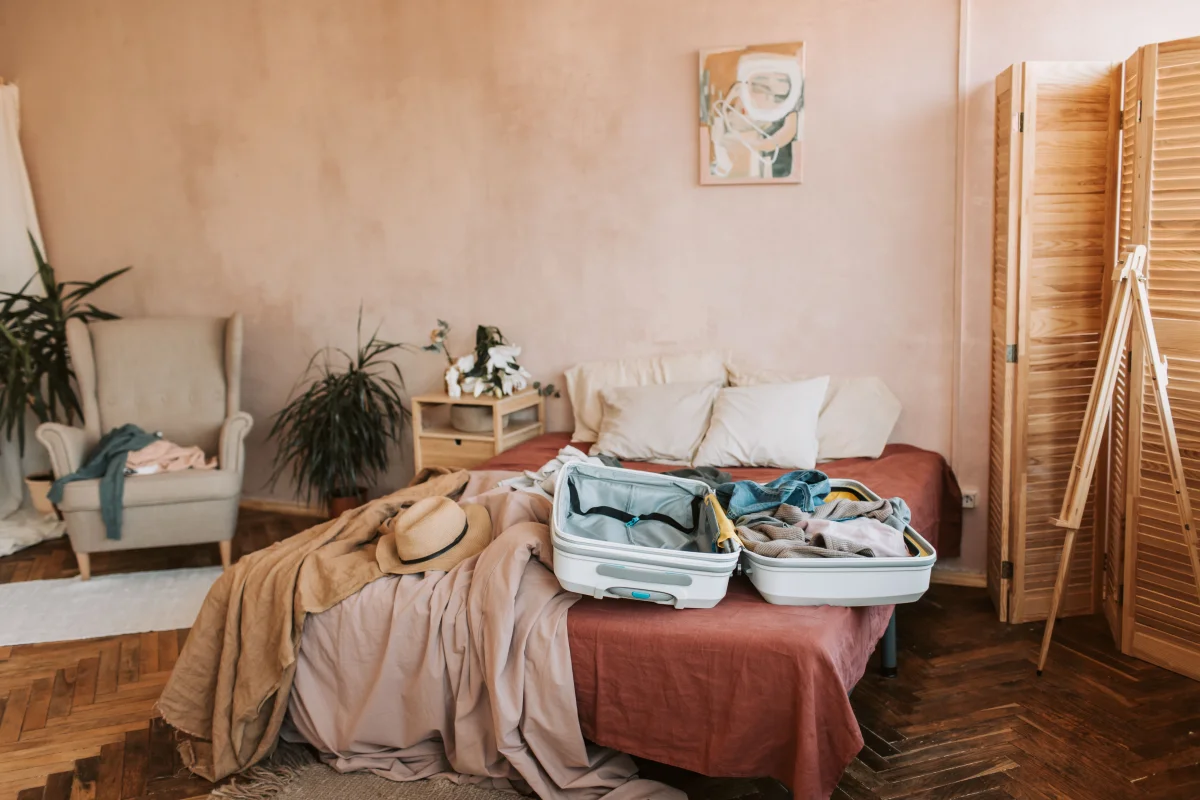 suitcase luggage stored under bed - Cozyner
