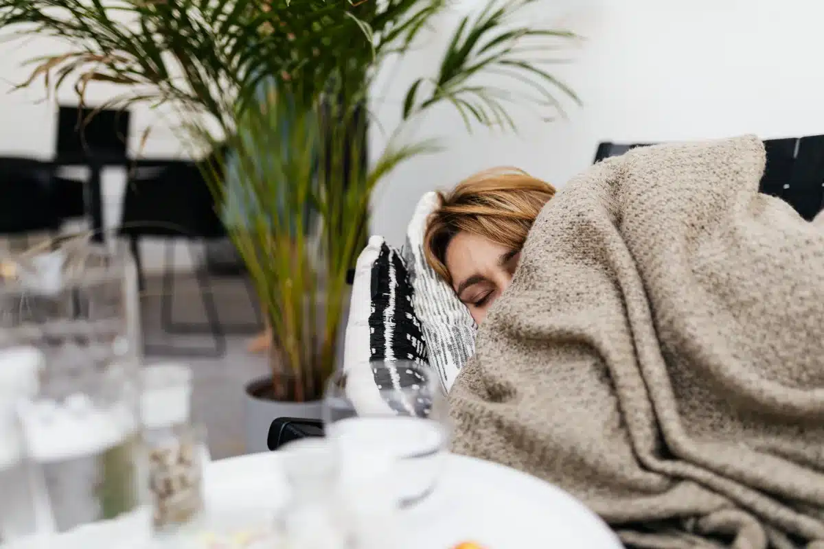 person tired evening couch blanket - Cozyner